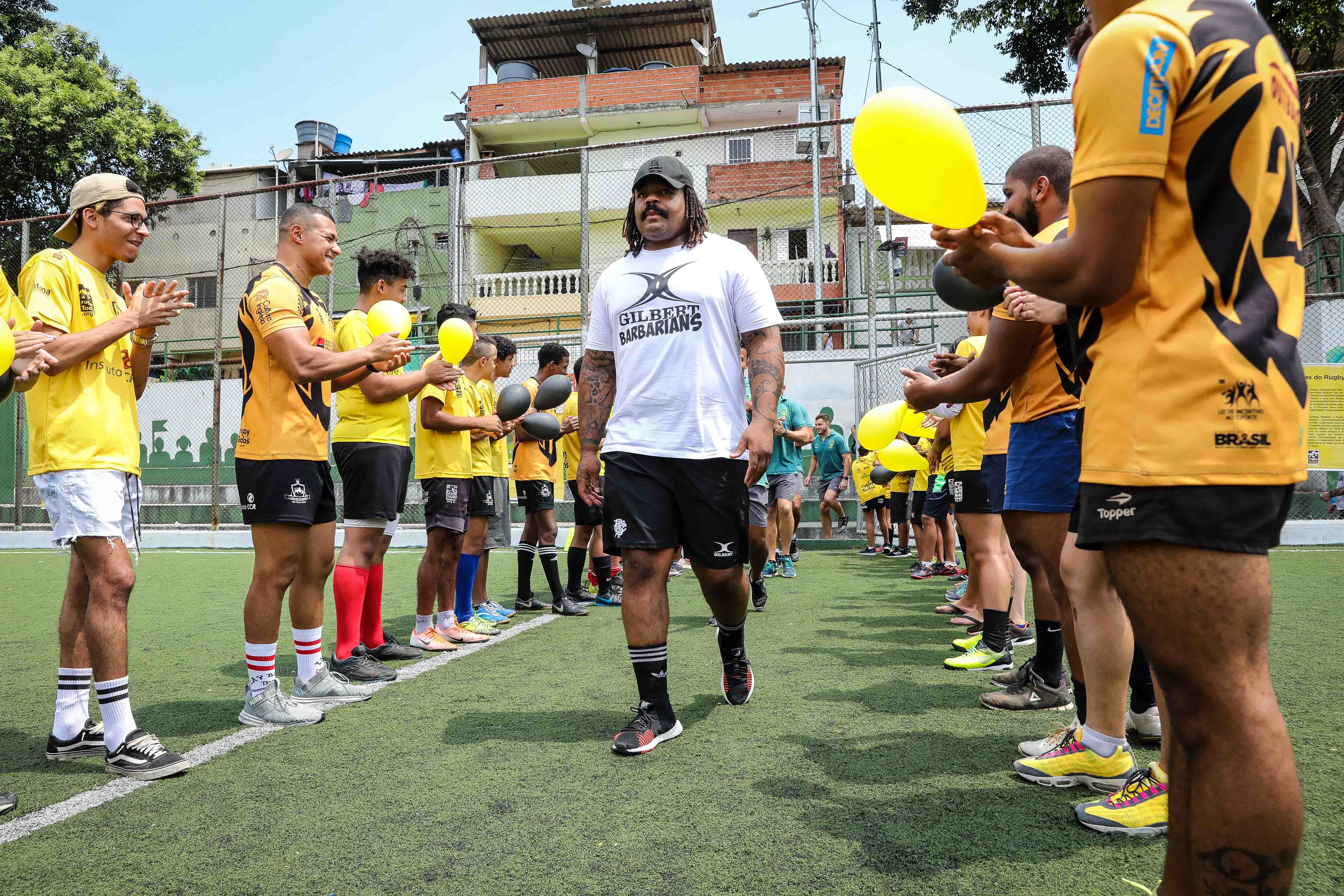 Em atividade de legado social, Barbarians visitam o projeto social Rugby Para Todos, em Paraisópolis
