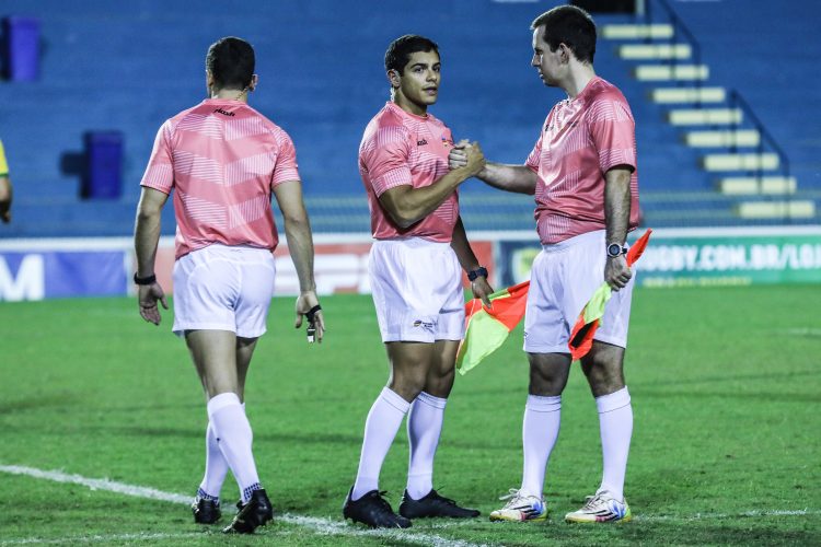 Arbitragem brasileira no campeonato uruguaio de rugby